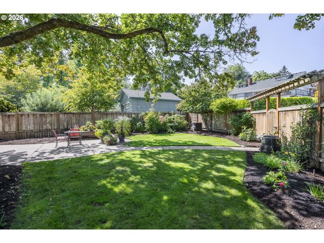 70 Grand View Dr, Eugene, OR 97405
