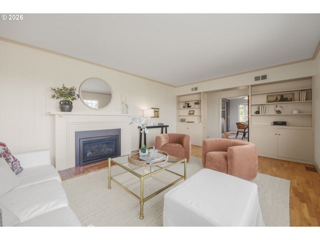 70 Grand View Dr, Eugene, OR 97405