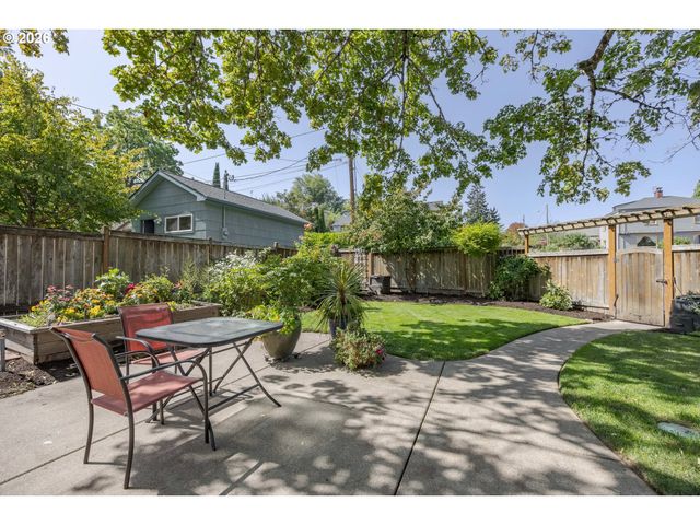 70 Grand View Dr, Eugene, OR 97405
