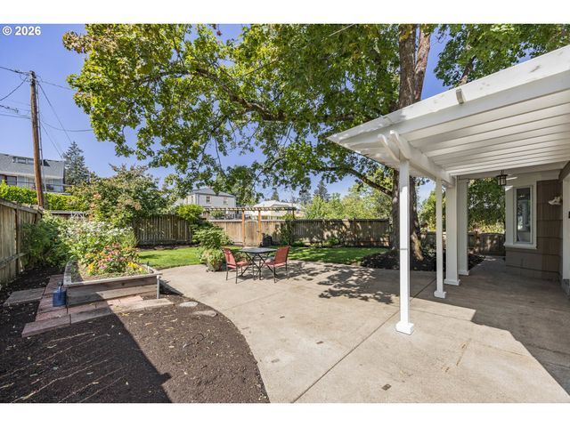 70 Grand View Dr, Eugene, OR 97405