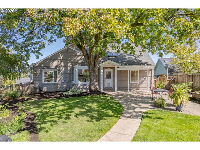 70 Grand View Dr, Eugene, OR 97405