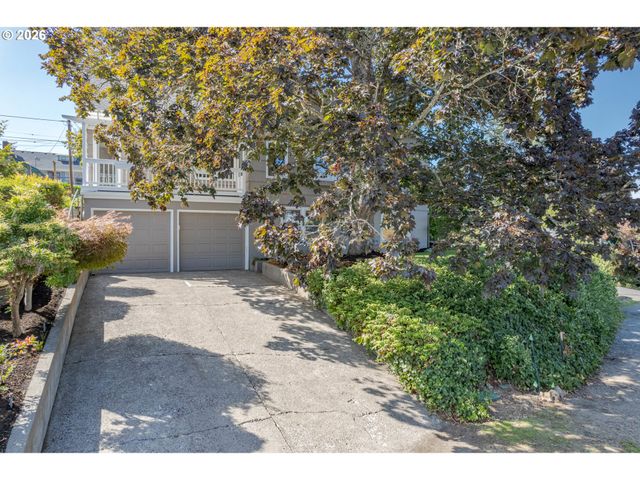 70 Grand View Dr, Eugene, OR 97405