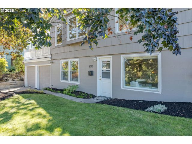 70 Grand View Dr, Eugene, OR 97405