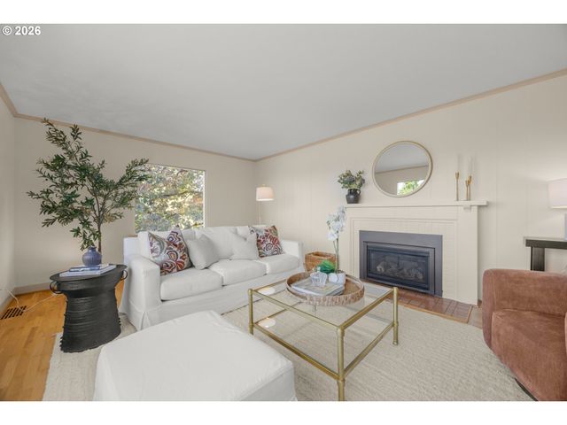 70 Grand View Dr, Eugene, OR 97405