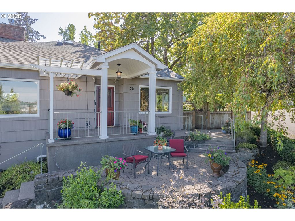 70 Grand View Dr, Eugene, OR 97405