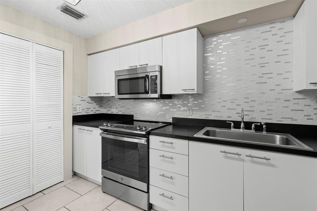 701 MIRROR LAKE DRIVE N 201, St Petersburg, FL 33701