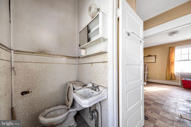 33 S WOODLAWN AVE, Aldan, PA 19018