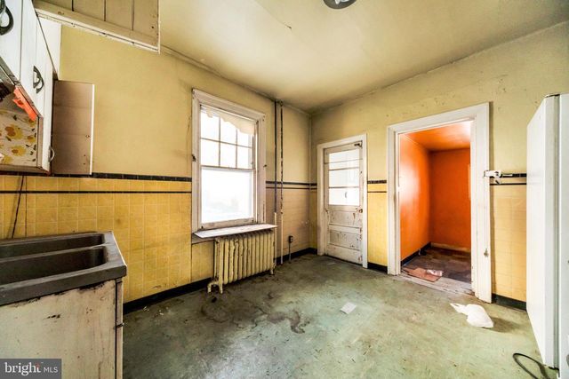 33 S WOODLAWN AVE, Aldan, PA 19018