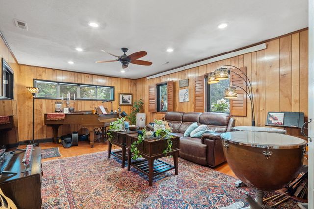 111 Lakeview Street, Hollister, MO 65672