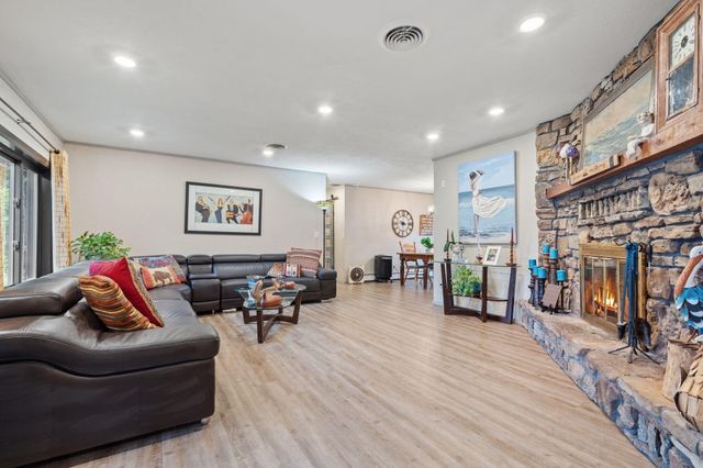 111 Lakeview Street, Hollister, MO 65672