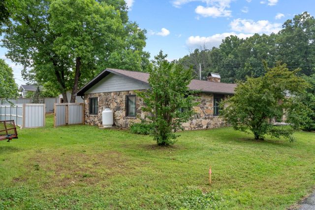 111 Lakeview Street, Hollister, MO 65672