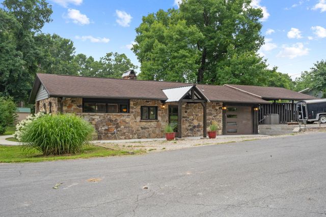 111 Lakeview Street, Hollister, MO 65672