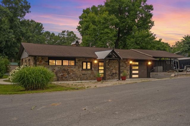 111 Lakeview Street, Hollister, MO 65672