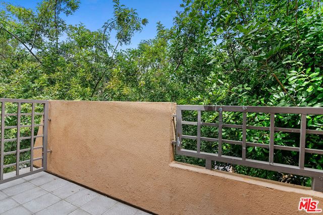 18730 Hatteras Street 25, Tarzana, CA 91356