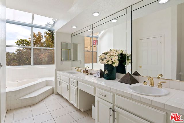 18730 Hatteras Street 25, Tarzana, CA 91356