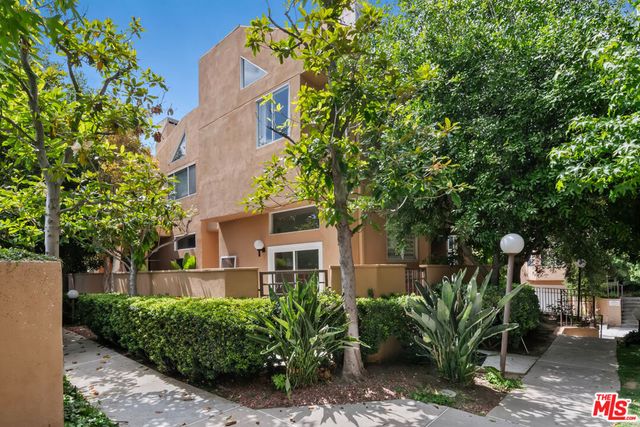 18730 Hatteras Street 25, Tarzana, CA 91356