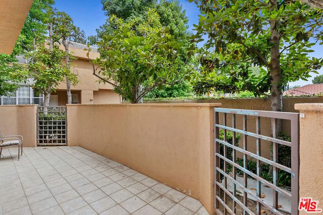 18730 Hatteras Street 25, Tarzana, CA 91356