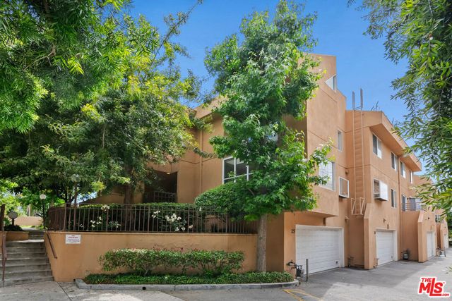 18730 Hatteras Street 25, Tarzana, CA 91356