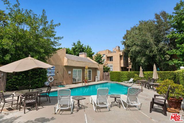 18730 Hatteras Street 25, Tarzana, CA 91356