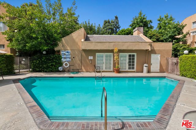 18730 Hatteras Street 25, Tarzana, CA 91356