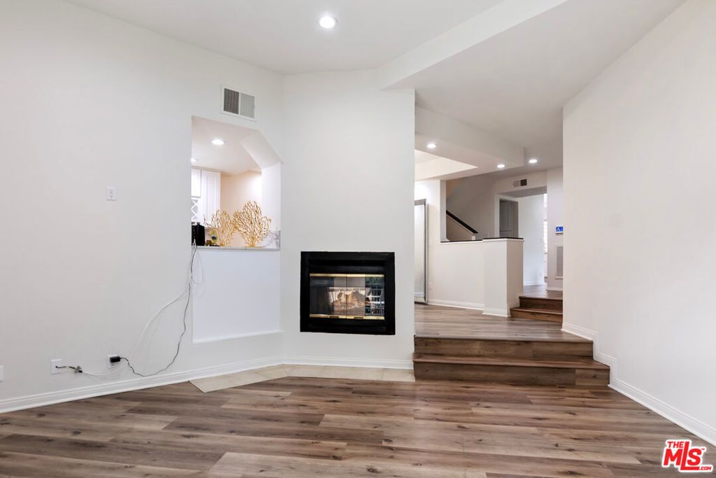 18730 Hatteras Street 25, Tarzana, CA 91356 — photo 3