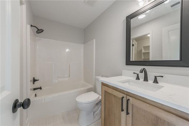 992 Sicklebar Drive, Peculiar, MO 64078
