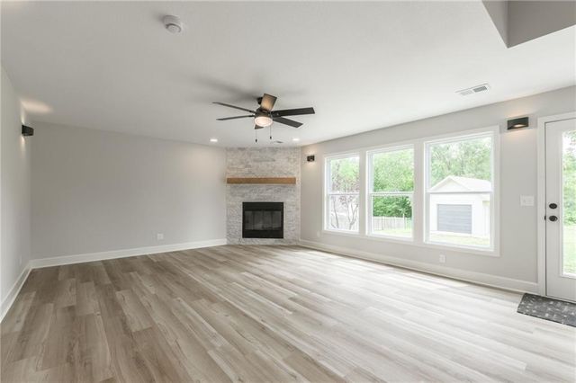 992 Sicklebar Drive, Peculiar, MO 64078