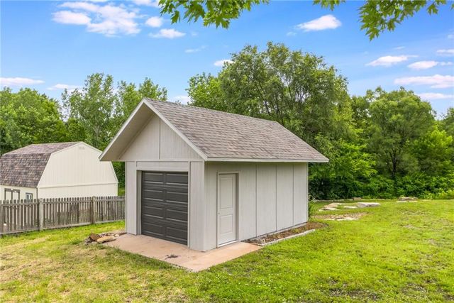 992 Sicklebar Drive, Peculiar, MO 64078