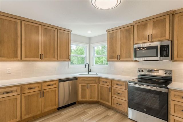 992 Sicklebar Drive, Peculiar, MO 64078