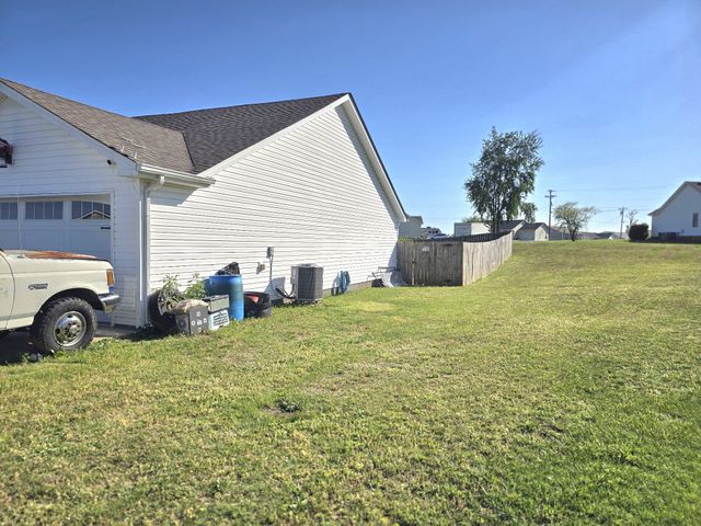 101 Bob White Trl, Oak Grove, KY 42262