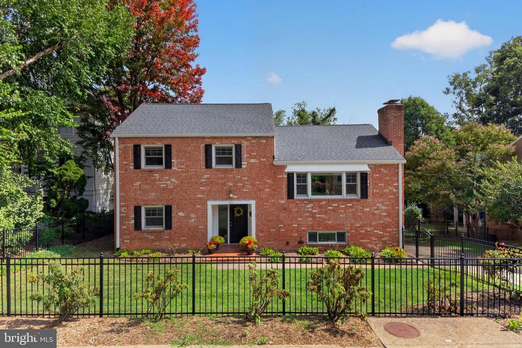 1811 N RANDOLPH ST, Arlington, VA 22207