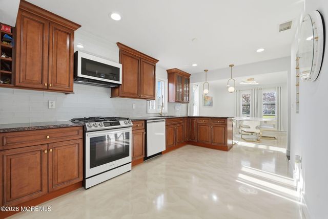 10 Minturn Road, Toms River, NJ 08753