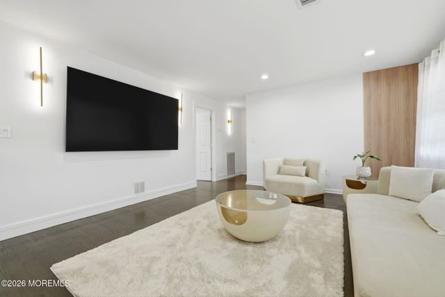 10 Minturn Road, Toms River, NJ 08753