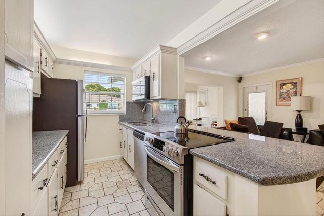 5066 Lakefront Boulevard B, Delray Beach, FL 33484