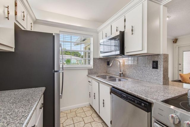 5066 Lakefront Boulevard B, Delray Beach, FL 33484