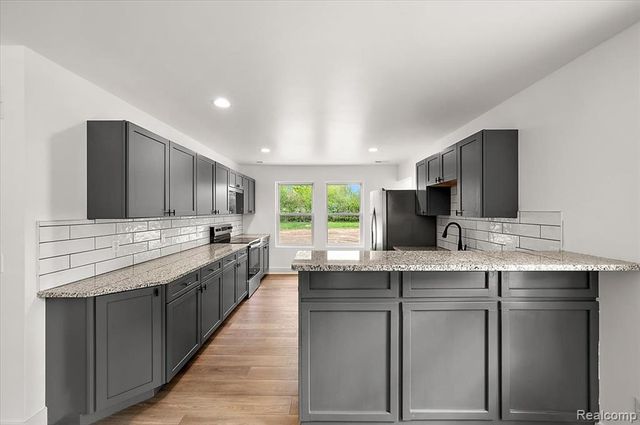 6165 Woodsdale Drive, Grand Blanc, MI 48439