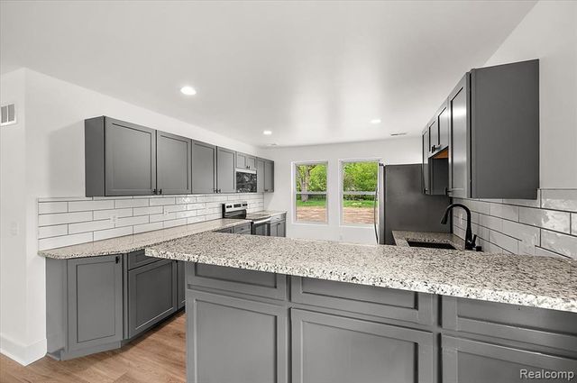 6165 Woodsdale Drive, Grand Blanc, MI 48439