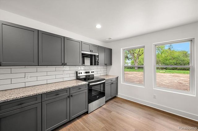 6165 Woodsdale Drive, Grand Blanc, MI 48439
