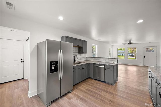6165 Woodsdale Drive, Grand Blanc, MI 48439