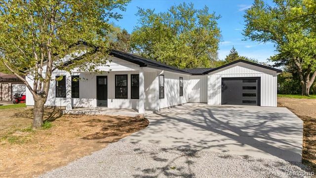 6165 Woodsdale Drive, Grand Blanc, MI 48439