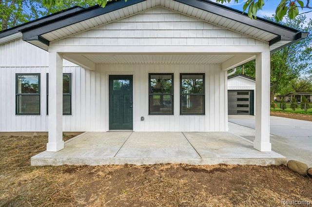 6165 Woodsdale Drive, Grand Blanc, MI 48439