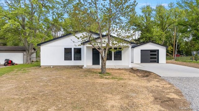 6165 Woodsdale Drive, Grand Blanc, MI 48439