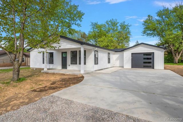 6165 Woodsdale Drive, Grand Blanc, MI 48439