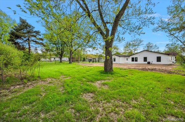 6165 Woodsdale Drive, Grand Blanc, MI 48439
