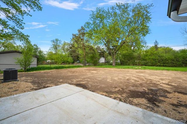 6165 Woodsdale Drive, Grand Blanc, MI 48439