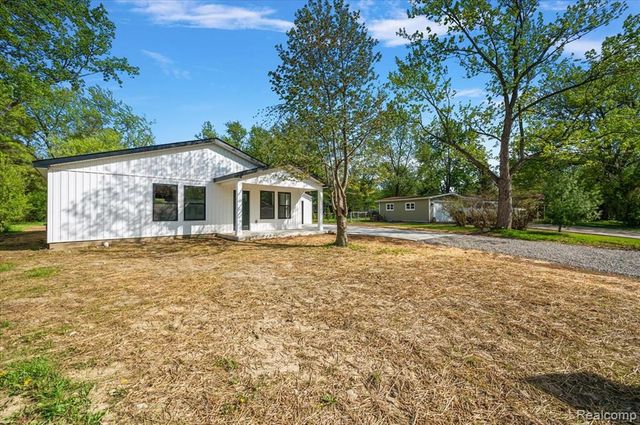 6165 Woodsdale Drive, Grand Blanc, MI 48439