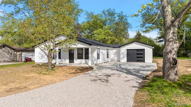 6165 Woodsdale Drive, Grand Blanc, MI 48439