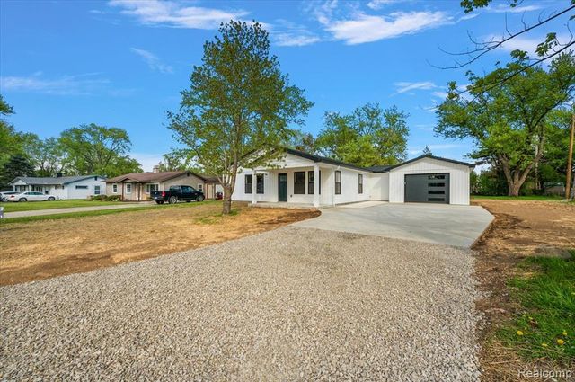 6165 Woodsdale Drive, Grand Blanc, MI 48439
