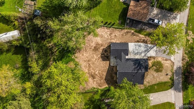 6165 Woodsdale Drive, Grand Blanc, MI 48439