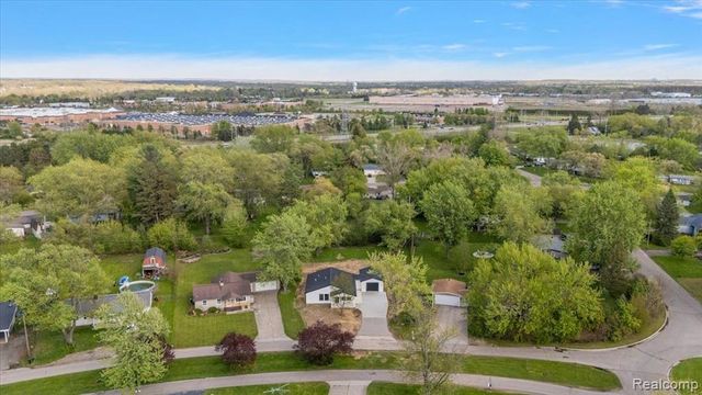 6165 Woodsdale Drive, Grand Blanc, MI 48439